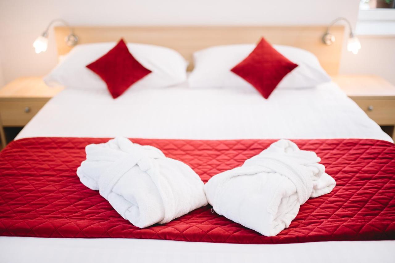 Hotel-Restaurant La Croix D'Or Ballaigues エクステリア 写真