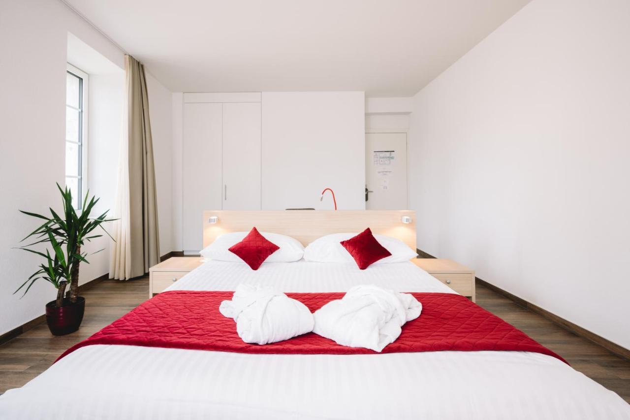 Hotel-Restaurant La Croix D'Or Ballaigues エクステリア 写真